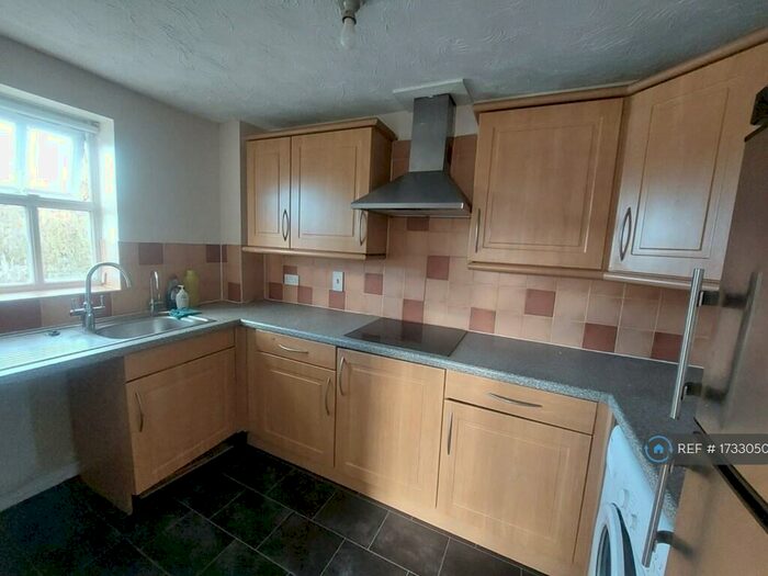 2 Bedroom Flat To Rent In Hurworth Avenue, Slough, SL3