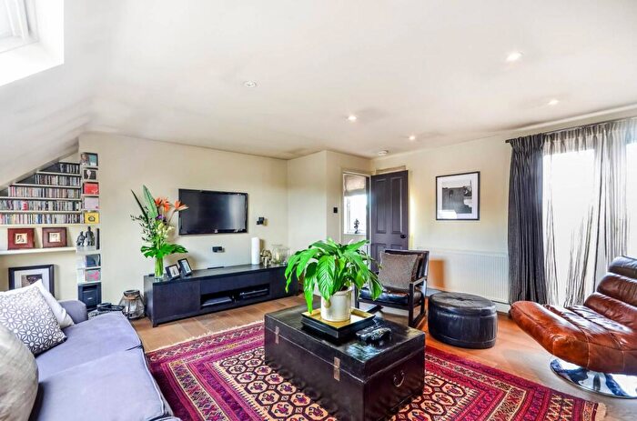 3 Bedroom Maisonette For Sale In Dunstans Road, East Dulwich, London, SE22