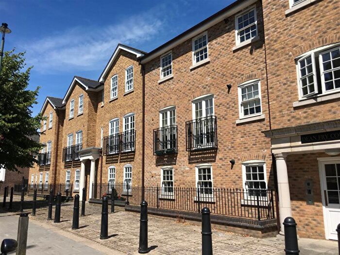 2 Bedroom Apartment To Rent In High Street, Berkhamsted, HP4