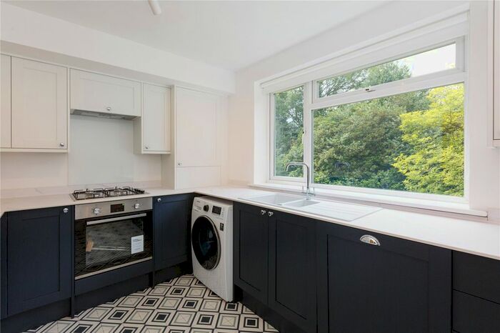 2 Bedroom Flat To Rent In Wells Close, Clarence Road, Tunbridge Wells, Kent, TN1