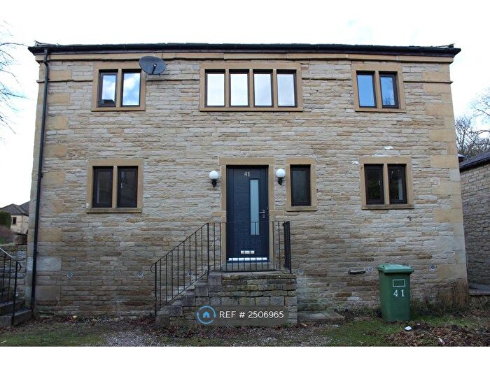 3 Bedroom Semi-Detached House To Rent In Stockwell Vale, Huddersfield, HD4