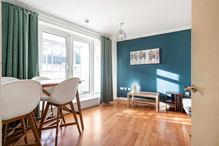 2 Bedroom Flat To Rent In Station Approach, Woking, GU22