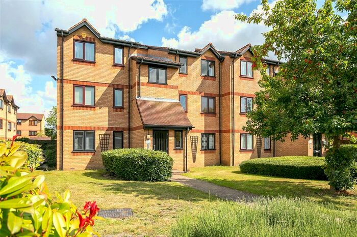 1 Bedroom Flat To Rent In Courtlands Close, Watford, Hertfordshire WD24