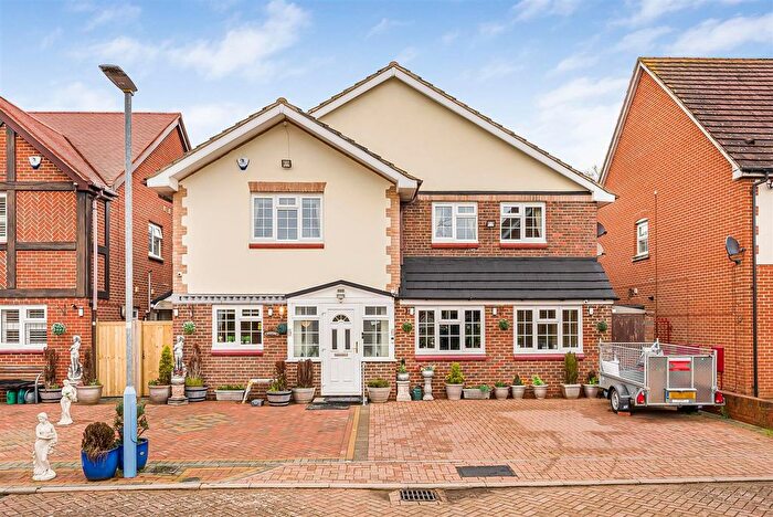 5 Bedroom Detached House For Sale In Bittern Close, Cheshunt, EN7