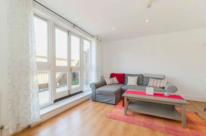 3 Bedroom Maisonette To Rent In Dawes Road, Fulham Broadway, London, SW6