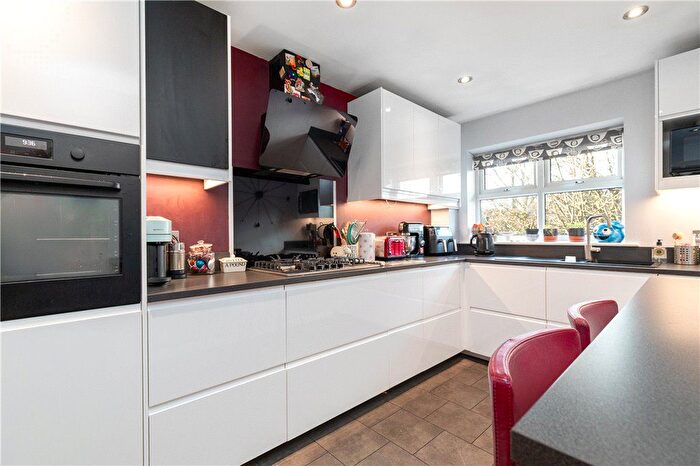 2 Bedroom Flat For Sale In Carisbrooke Road, West Park, Leeds, LS16
