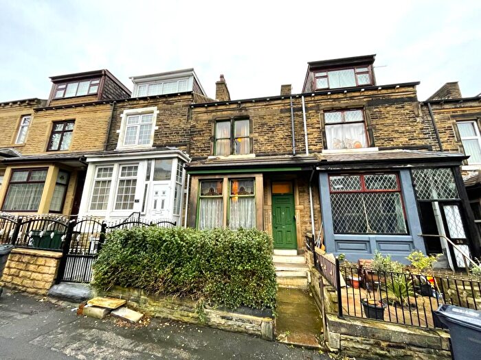 4 Bedroom Terraced House For Sale In Duckworth Grove, Bradford, BD9