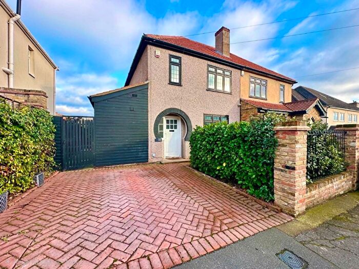 3 Bedroom Semi Detached House To Rent In Kenilworth Avenue, Romford, RM3