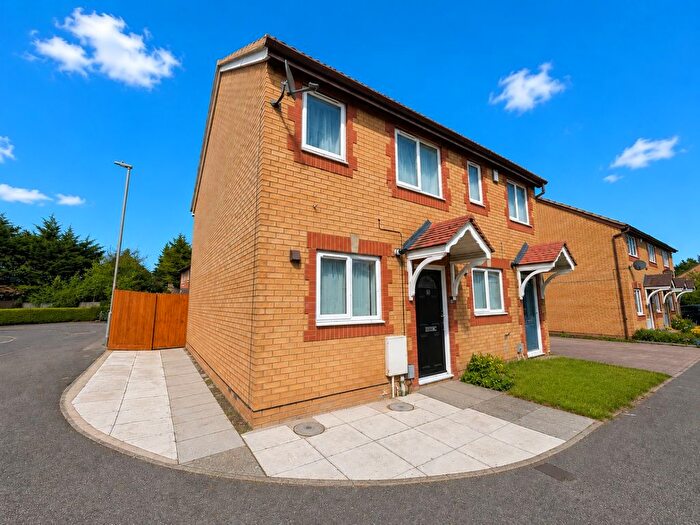 3 Bedroom Semi Detached House For Sale In Simpson Close, Leagrave, Luton, Bedfordshire, LU4