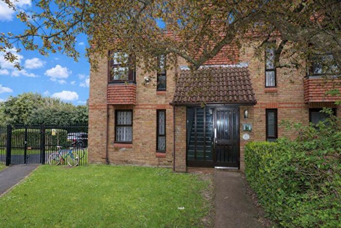 Studio To Rent In Coopers Close Stepney, E1