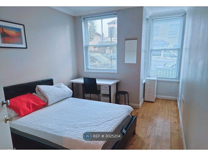 2 Bedroom Flat To Rent In Fernhurst Place, London, SW18