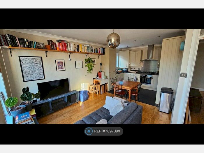 2 Bedroom Flat To Rent In Stapletonhall Road, London, N4