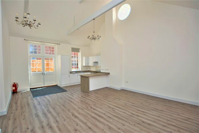 3 Bedroom Flat To Rent In Chart Road, Ashford, TN23