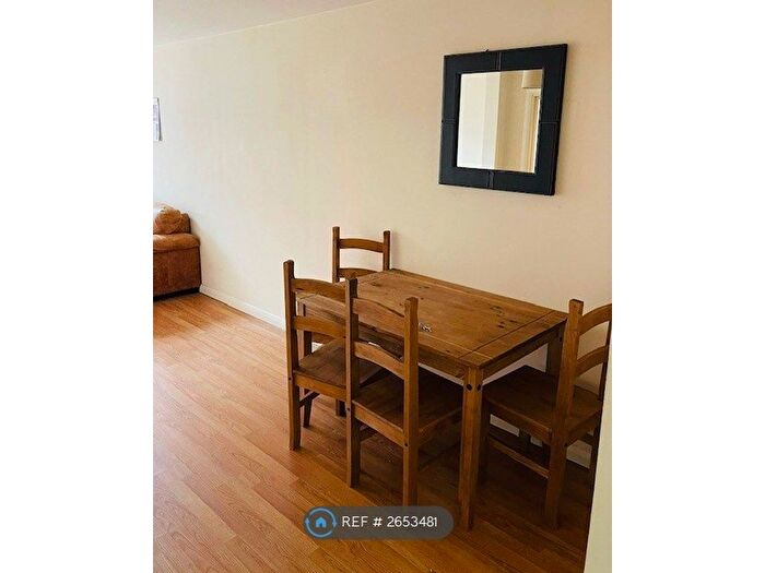 2 Bedroom Flat To Rent In Commercial Street, Morley, LS27