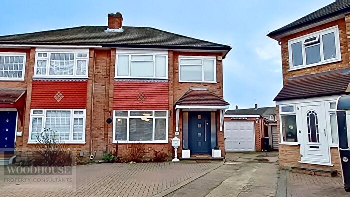 4 Bedroom Semi Detached House For Sale In Bromleigh Close, Cheshunt, EN8