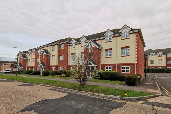 2 Bedroom Flat To Rent In Bewick Gardens, Chichester, PO19