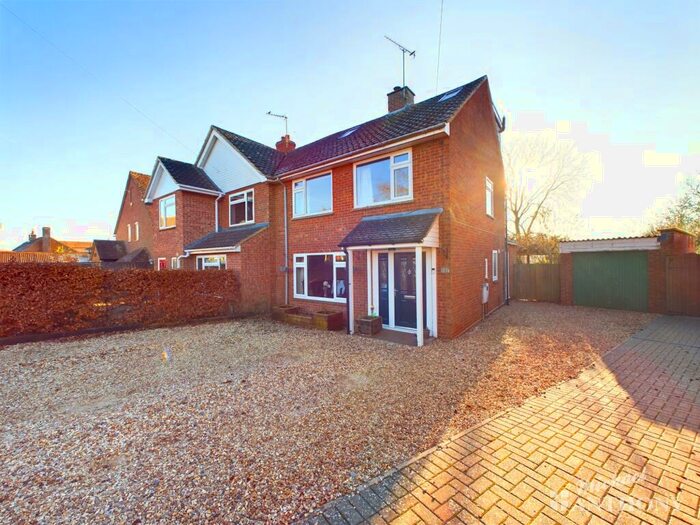 4 Bedroom Semi-Detached House For Sale In High Street North, Stewkley, LU7