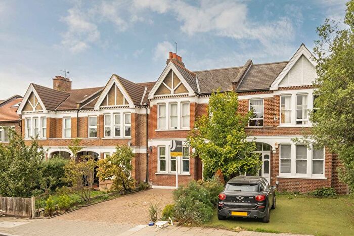 3 Bedroom Flat To Rent In Valley Road, Streatham, SW16