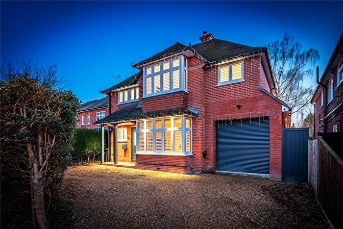 4 Bedroom Detached House For Sale In Waldens Park Road, Horsell, Woking, GU21