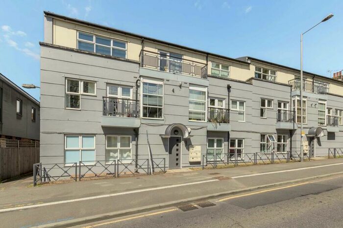 2 Bedroom Flat To Rent In Kingston Hill, Kingston, KT2