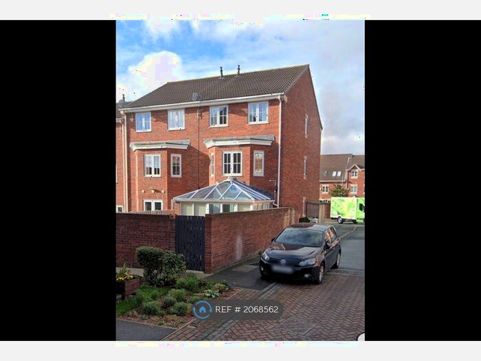 4 Bedroom Semi-Detached House To Rent In Sunnydale Gardens, Ossett, WF5