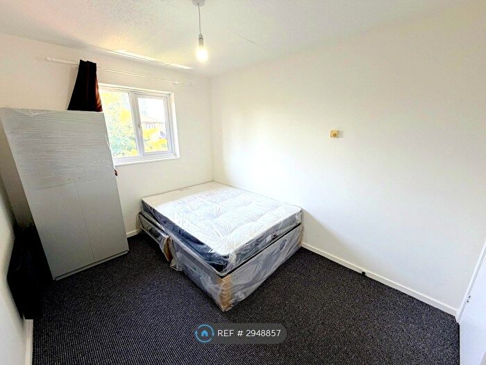 3 Bedroom Flat To Rent In Pointer Close, London, SE28