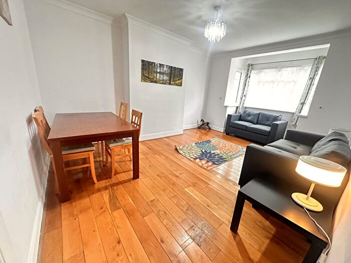 3 Bedroom Flat To Rent In Cecil Close, Ealing, W5
