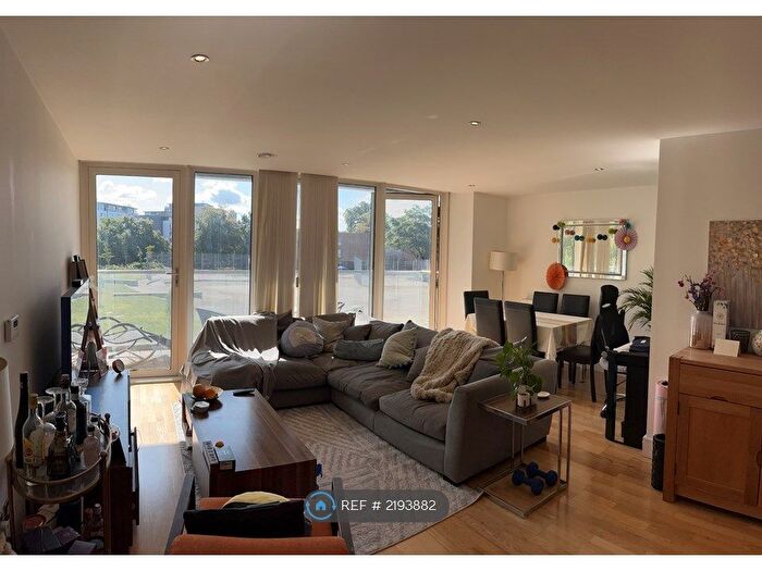 3 Bedroom Flat To Rent In The Crescent, London, SE8