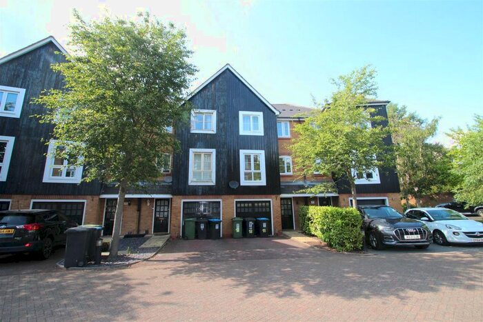 4 Bedroom Property To Rent In Imperial Way, Hemel Hempstead, HP3