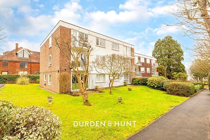 2 Bedroom Flat For Sale In High Road, Buckhurst Hill, IG9