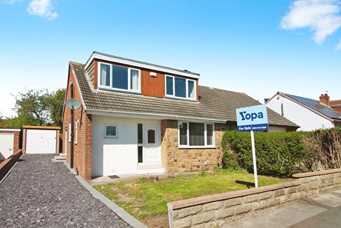 3 Bedroom Semi-Detached Bungalow For Sale In Redhill Avenue, Wakefield, WF3