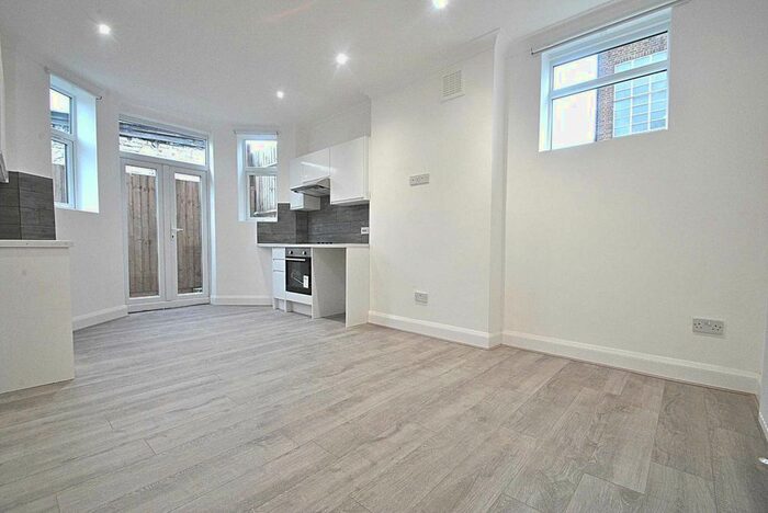 2 Bedroom Flat To Rent In Oakleigh Road North, London, N20