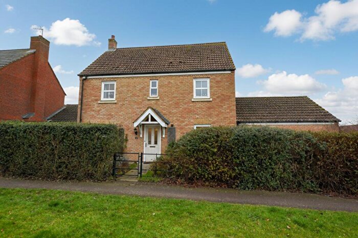 4 Bedroom Link Detached House For Sale In The Glades, Huntingdon, PE29