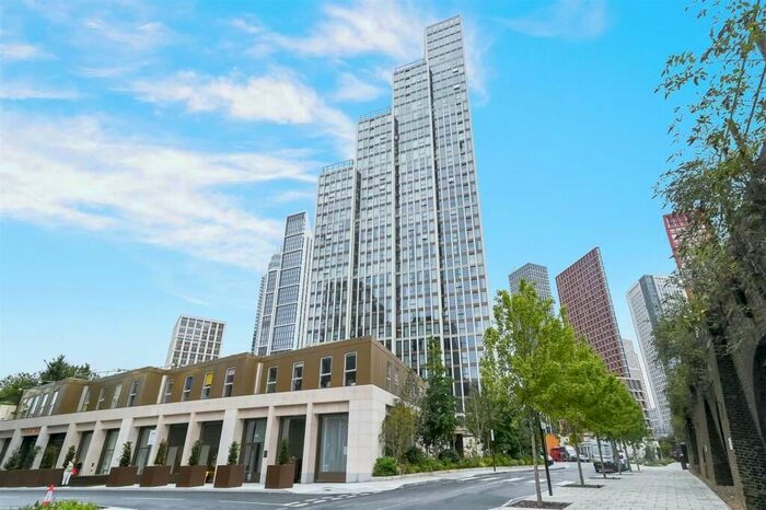 3 Bedroom Flat To Rent In Carnation Way, London, SW8