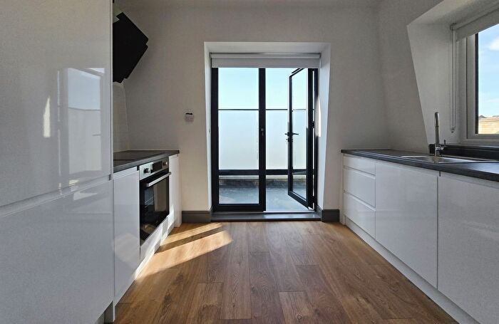 1 Bedroom Flat To Rent In Garratt Lane, London, SW18