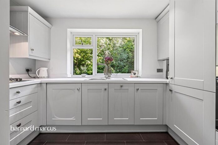2 Bedroom Flat For Sale In Hillside Road, Whyteleafe, CR3