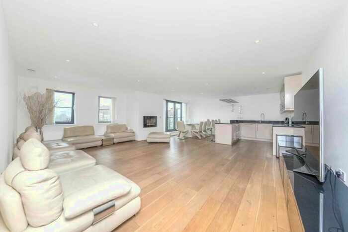 3 Bedroom Flat To Rent In Maida Vale, London, W9