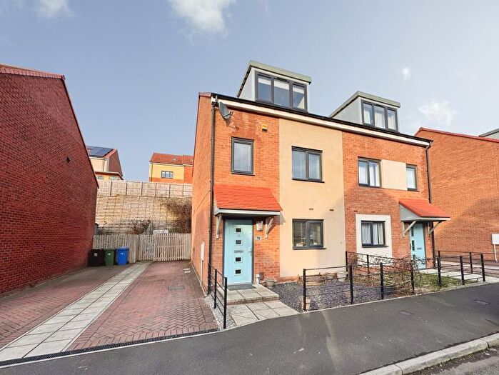 3 Bedroom Town House For Sale In Featherwood Avenue, The Rise, Newcastle Upon Tyne, NE15