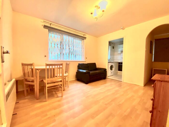 1 Bedroom Flat To Rent In Grinstead Road, London, SE8