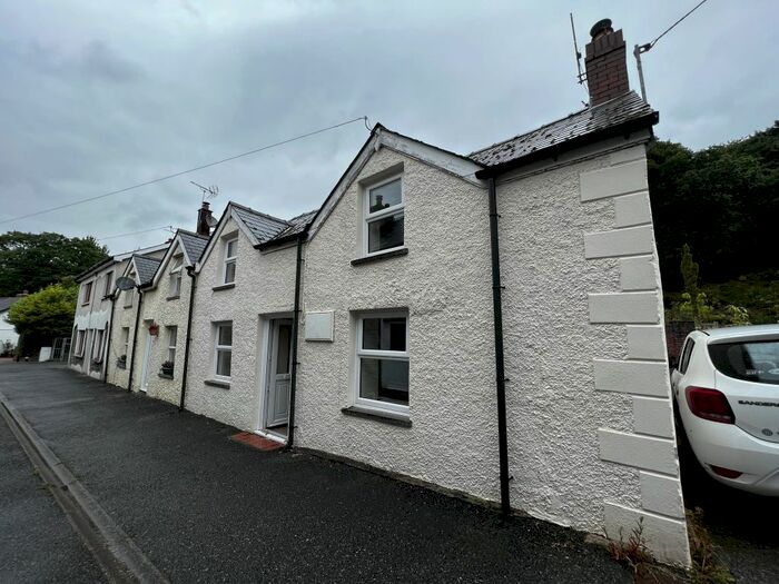 2 Bedroom Property To Rent In Mill Street, Newcastle Emlyn, Carmarthenshire, SA38