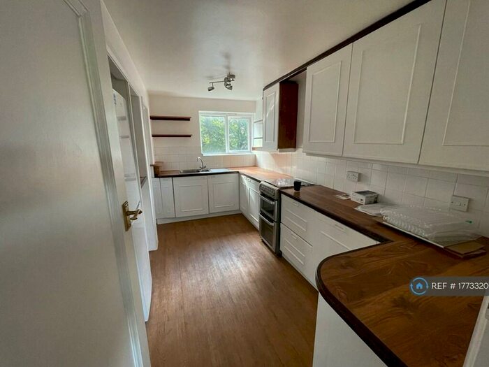 2 Bedroom Flat To Rent In Whetstone, London, N20