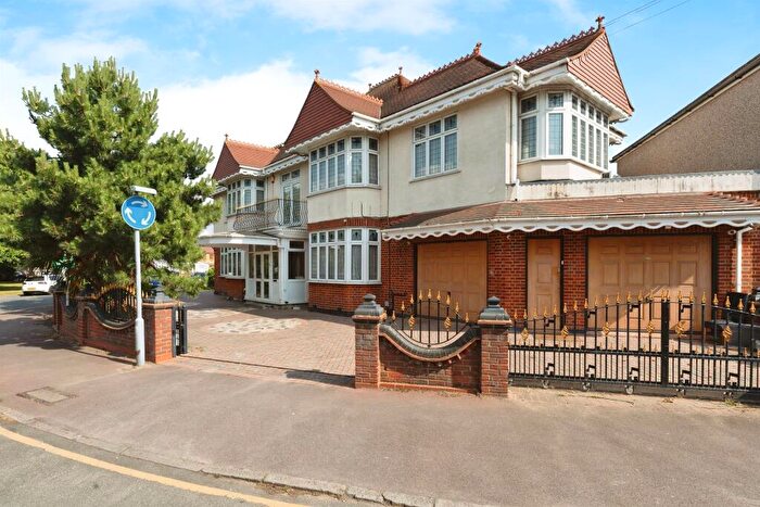 6 Bedroom Detached House For Sale In Stratton Drive, Barking, IG11