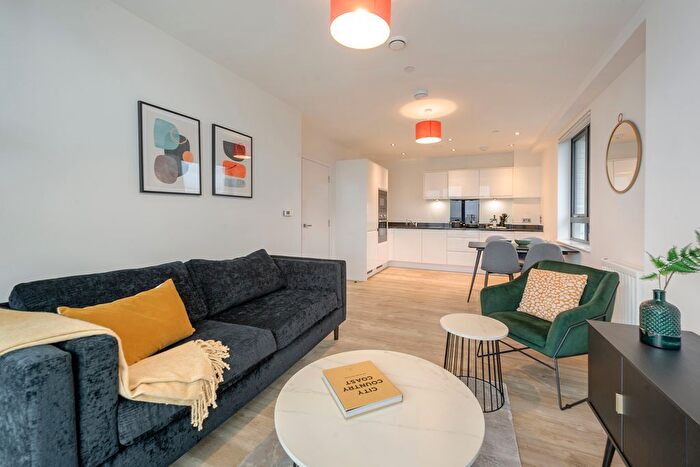 2 Bedroom Flat To Rent In Lakeside Drive, London, NW10