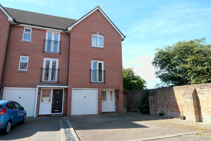 3 Bedroom Town House For Sale In Quayside Walk, Marchwood, SO40