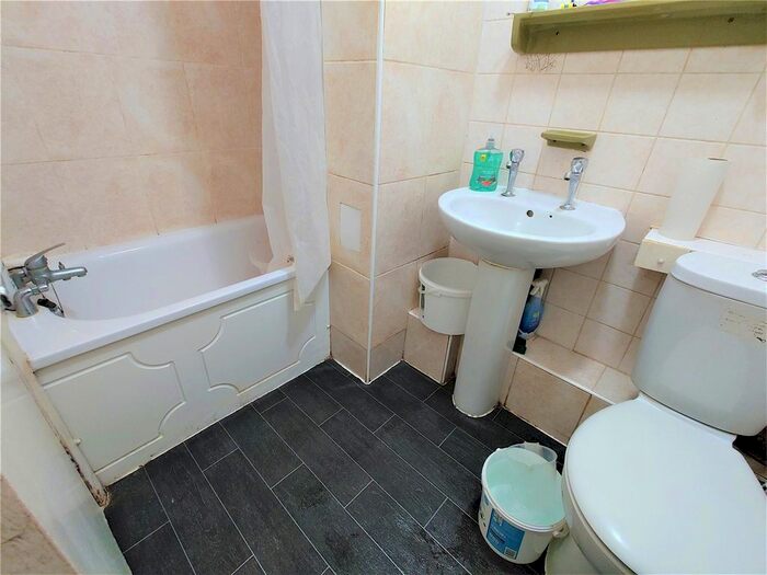 1 Bedroom Flat For Sale In Harlington Road, Uxbridge, Greater London, UB8