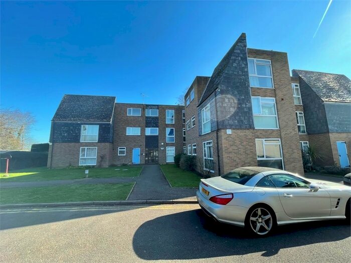 2 Bedroom Flat To Rent In Dedworth Road, Windsor, Berkshire SL4