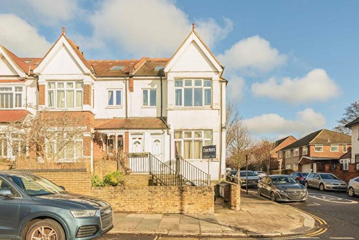 3 Bedroom Flat To Rent In Windmill Road, Ealing, W5