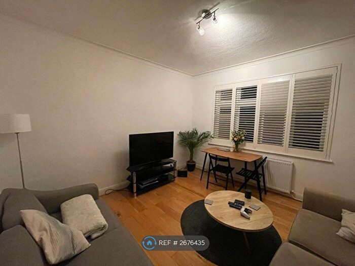 2 Bedroom Flat To Rent In King Edward Road, Greater London, Herts, EN5
