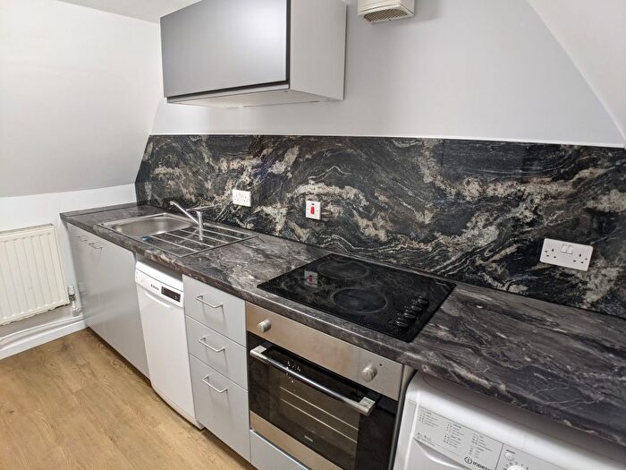 2 Bedroom Flat To Rent In Swinton Grove, Manchester, M13