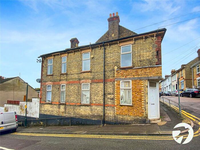 3 Bedroom End Of Terrace House To Rent In Ingle Road, Chatham, Kent, ME4